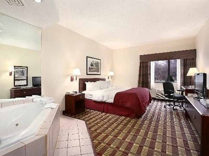 Baymont By Wyndham Boston Heights/Hudson Hotel Bagian luar foto