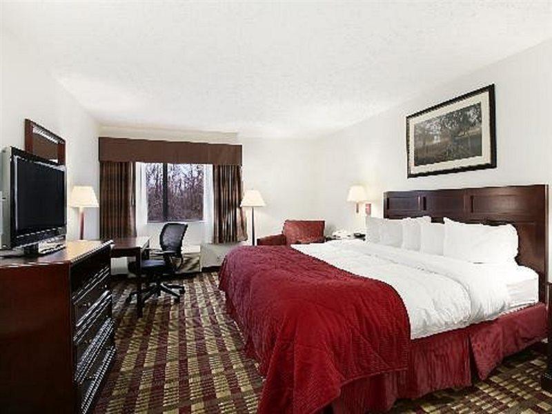 Baymont By Wyndham Boston Heights/Hudson Hotel Bagian luar foto