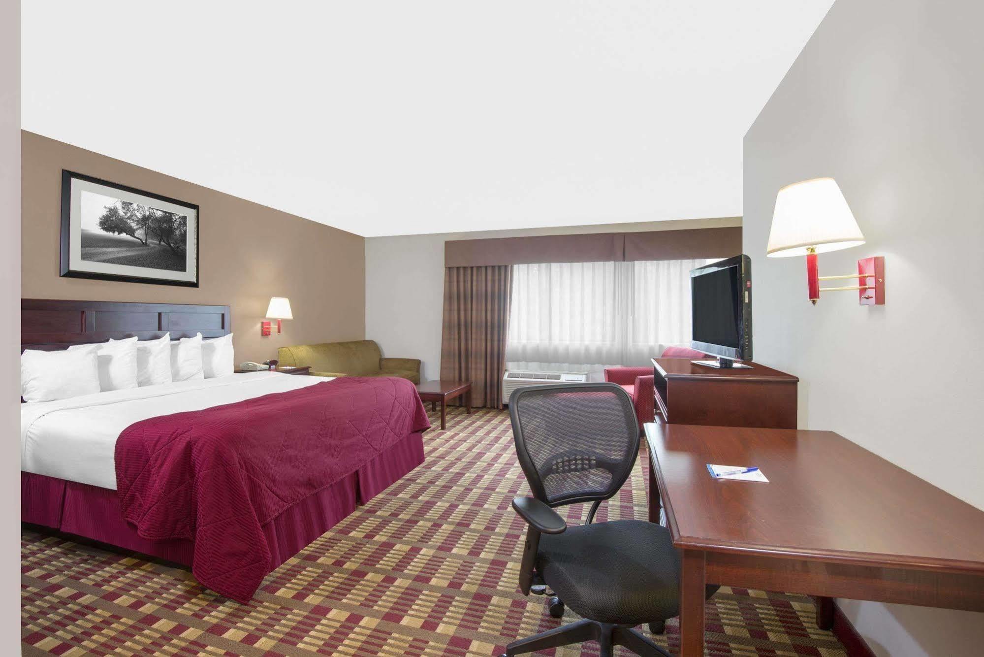 Baymont By Wyndham Boston Heights/Hudson Hotel Bagian luar foto